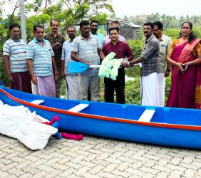 മത്സ്യത്തൊഴിലാളികൾക്കു മത്സ്യബന്ധന ഉപകരണങ്ങൾ കൈമാറി